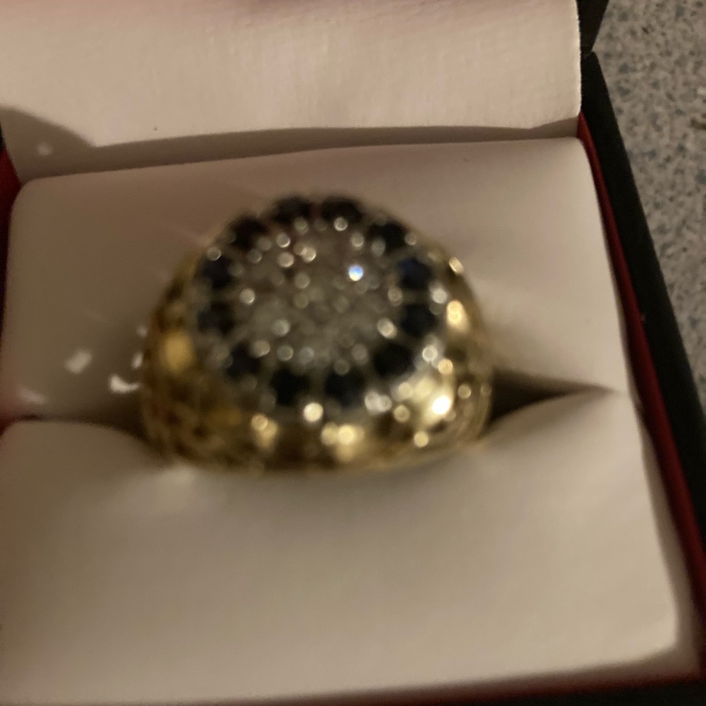 10 k ring real diamonds they don’t make thes no more don’t kno the size